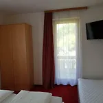 Jacqueline Sankt Kanzian am Klopeiner See