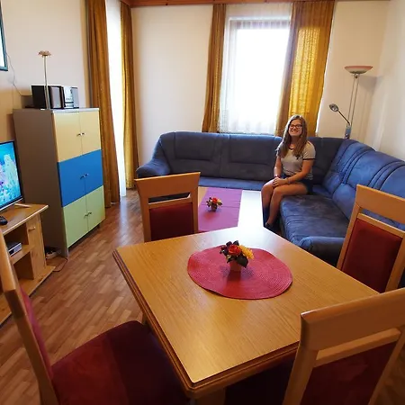 Jacqueline Sankt Kanzian am Klopeiner See