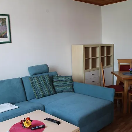 Jacqueline Sankt Kanzian am Klopeiner See