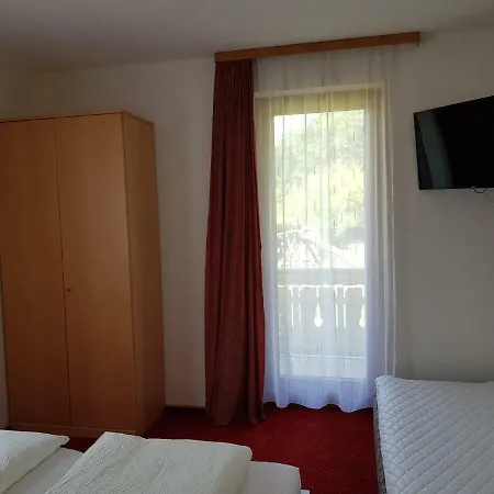 Jacqueline Sankt Kanzian am Klopeiner See